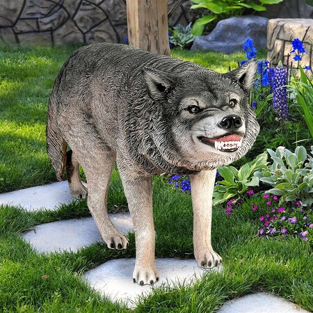 Design Toscano Call of the Wild: Growling Gray Wolf Statue NE100096